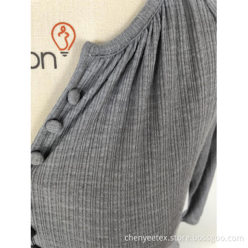Long sleeves with v-neck and small buttons